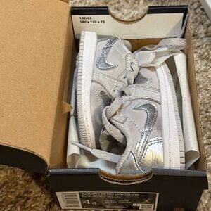 Jordan 1 Retro Low Silver
4C
